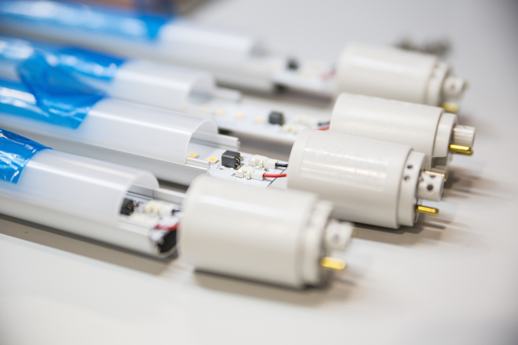 Qualitäts-LED-Röhren der Deutschen Lichtmiete Unternehmensgruppe vor der Endmontage / Quelle: Deutsche Lichtmiete / Mario Dirks