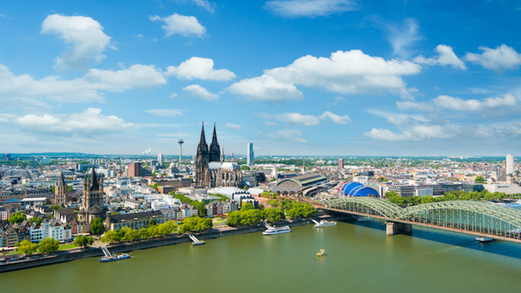 Blick auf Köln mit Dom, Deutzer Rheinbrücke und dem Rhein im Vordergrund