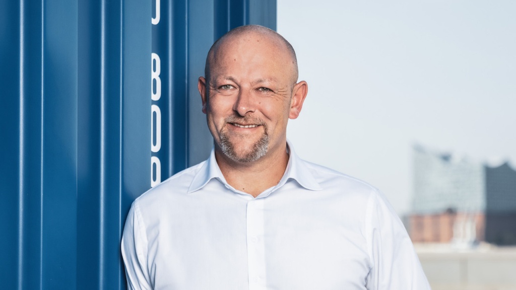 Solvium Vertriebschef Jürgen Kestler lehnt sich an einen Container
