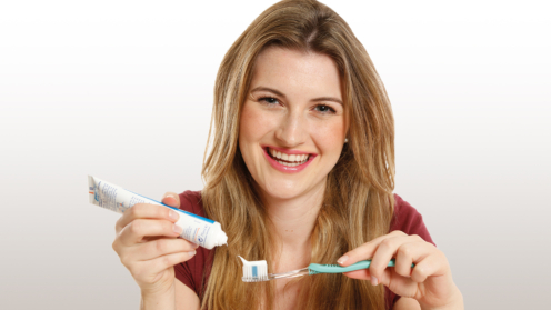 Frau mit Zahnbürste