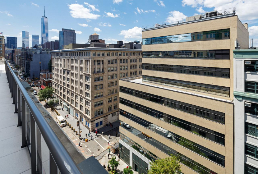 Blick über einen Teil von New York City mit dem Objekt von Jamestown im Vordergrund