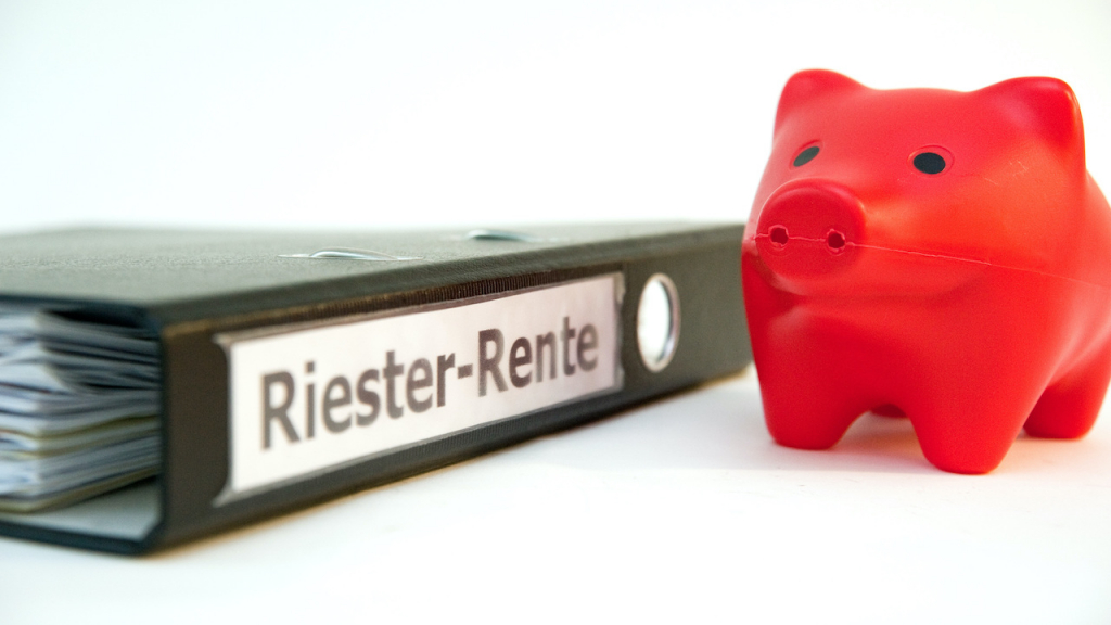 ILLUSTRATION - Ein Sparschwein steht am 19.01.2012 in Berlin neben einem Ordner mit der Aufschrift "Riester-Rente".