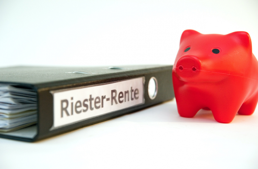 ILLUSTRATION - Ein Sparschwein steht am 19.01.2012 in Berlin neben einem Ordner mit der Aufschrift "Riester-Rente".