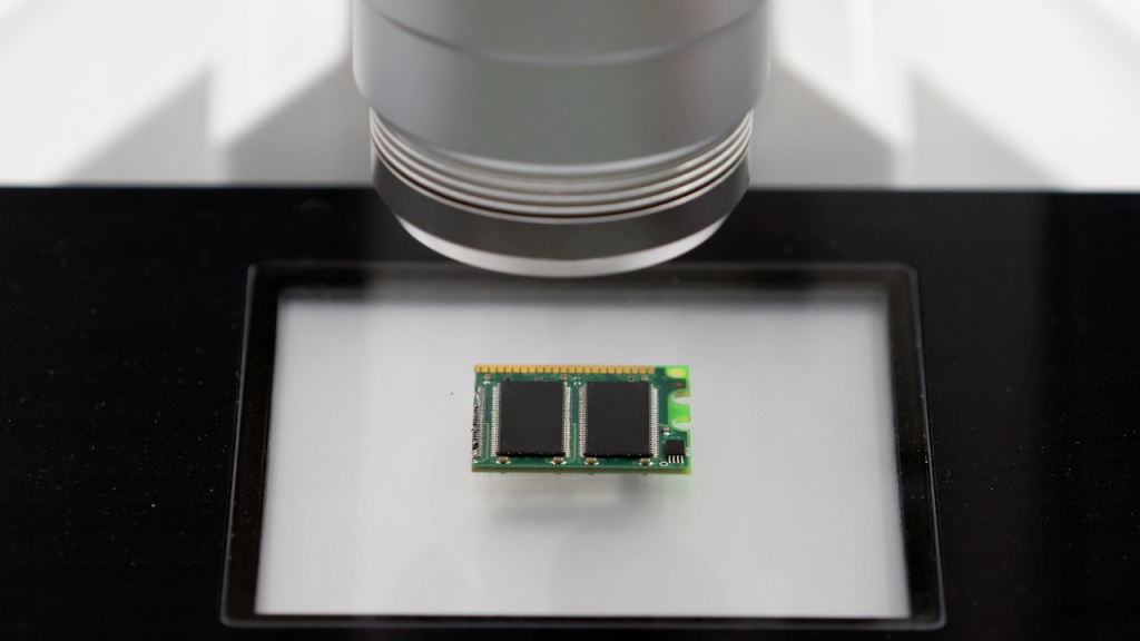 Symbold für die Investition von Fidura bei Senorics: Ein elektronischer Sensor ist auf eine Platine gerichtet.