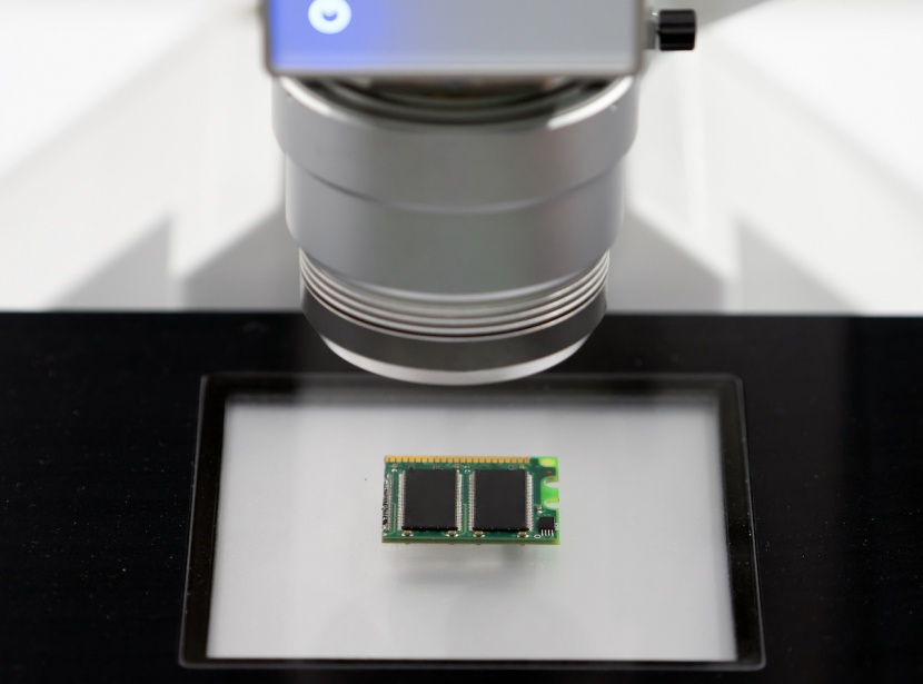 Symbold für die Investition von Fidura bei Senorics: Ein elektronischer Sensor ist auf eine Platine gerichtet.