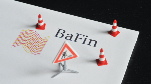 Logo der BaFin mit Baustellenschild und rot-weißen Hütchen