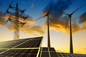 Windräder, Solaranlagen und Strommast in der Dämmerung als Symbolbild für Klimavest Commerz Real