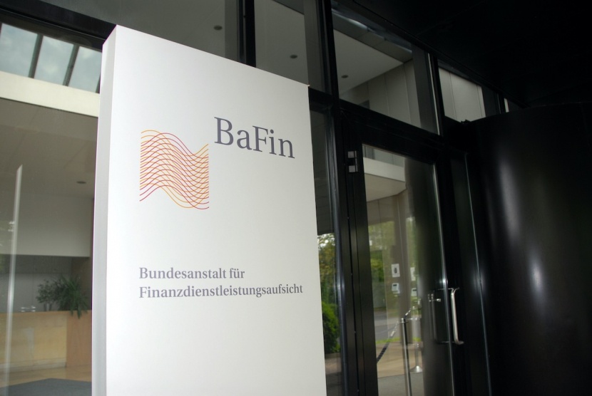 Schild mit BaFin Logo vor dem Eingang der Behörde