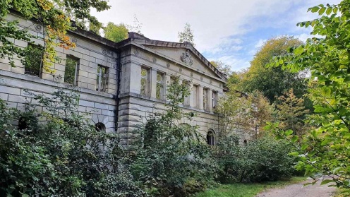 Zugewachsene Fassade eines ehemaligen Schlosses, die German Propety Group gekauft hat.