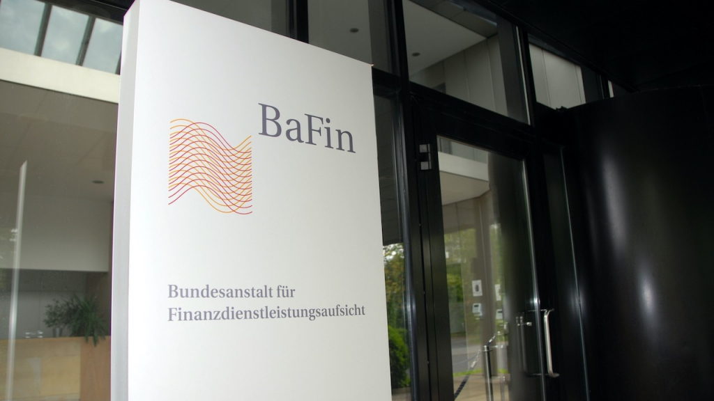 Logo der BaFin vor ihrem Sitz in Bonn