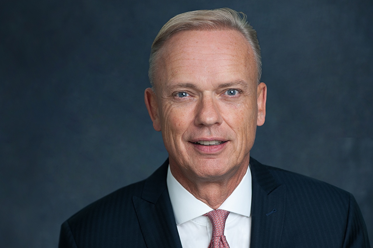 Capital Bay CEO Rolf Engel vor schwarzem Hintergrund