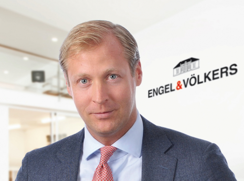 Vorstands-Chef Sven Odia vor dem Engel & Völkers Logo