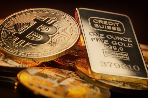 Bitcoin-Muenzen und Goldbarren