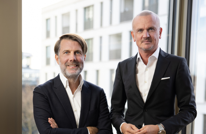 Deutsche Finance Thomas Oliver Müller (rechts) und Dr. Sven Neubauer vor dem Hintergrund des Blicks aus einem Bürofenster.