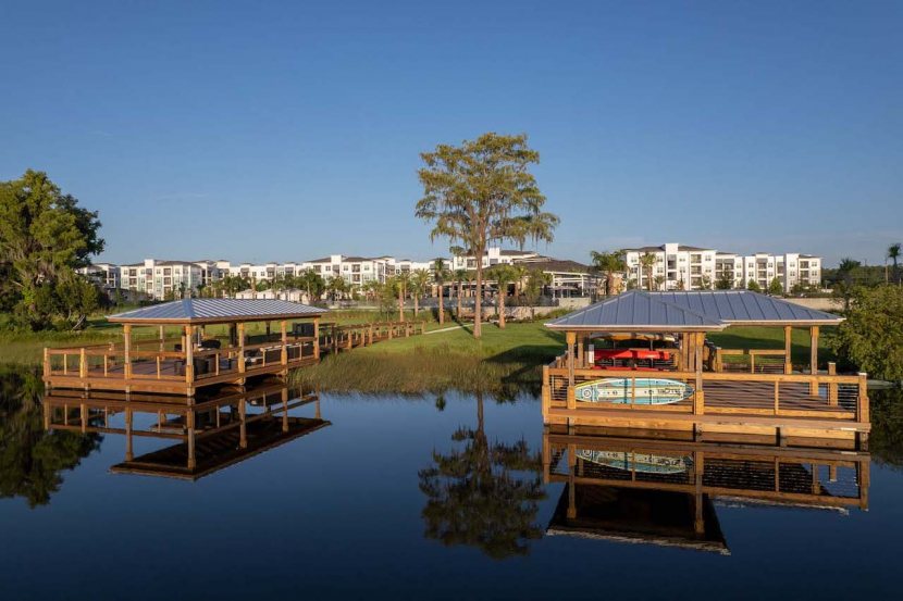 Außenansicht des BVT-Projekts in Lake Nona vom Wasser aus