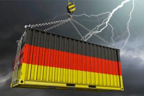 Container in Deutschland-Farben haengend n einem Kran, der von Blitzen getroffen wird.