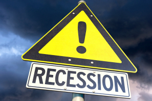 Schild warnt vor Rezession vor düsterem Himmel