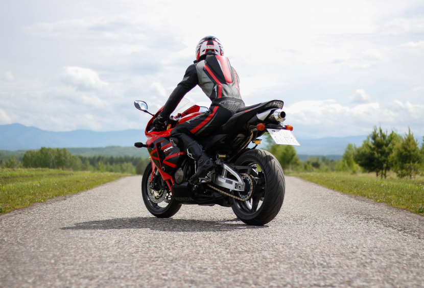 Ein Motorradfahrer von hinten