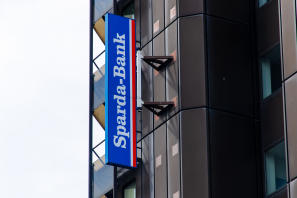 Sparda Bank Schild an einer Häuserwand