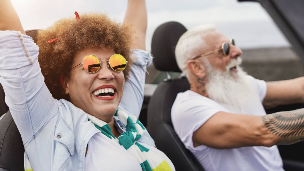 Älteres Ehepaar fährt feiern in einem Cabrio