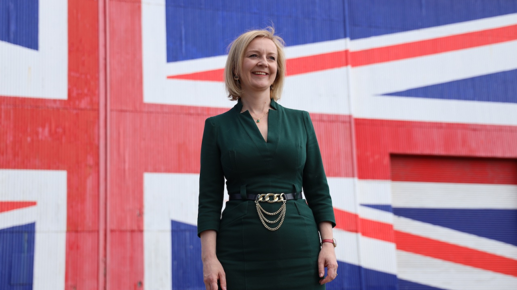 Liz Truss vor überlebensgroßer UK-Flagge