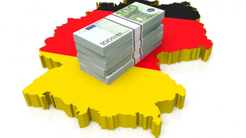 Stapel 100 Euro Scheine lieg auf einer Deutschlandkarte