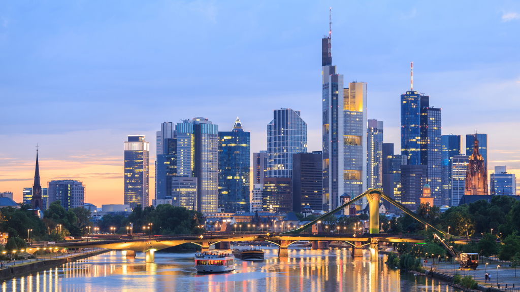 Sicht auf die Skyline von Frankfurt am Main bei Abenddämmerung