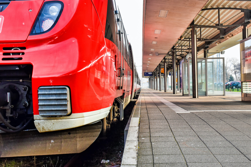 DB-Regiozug im Bahnhof