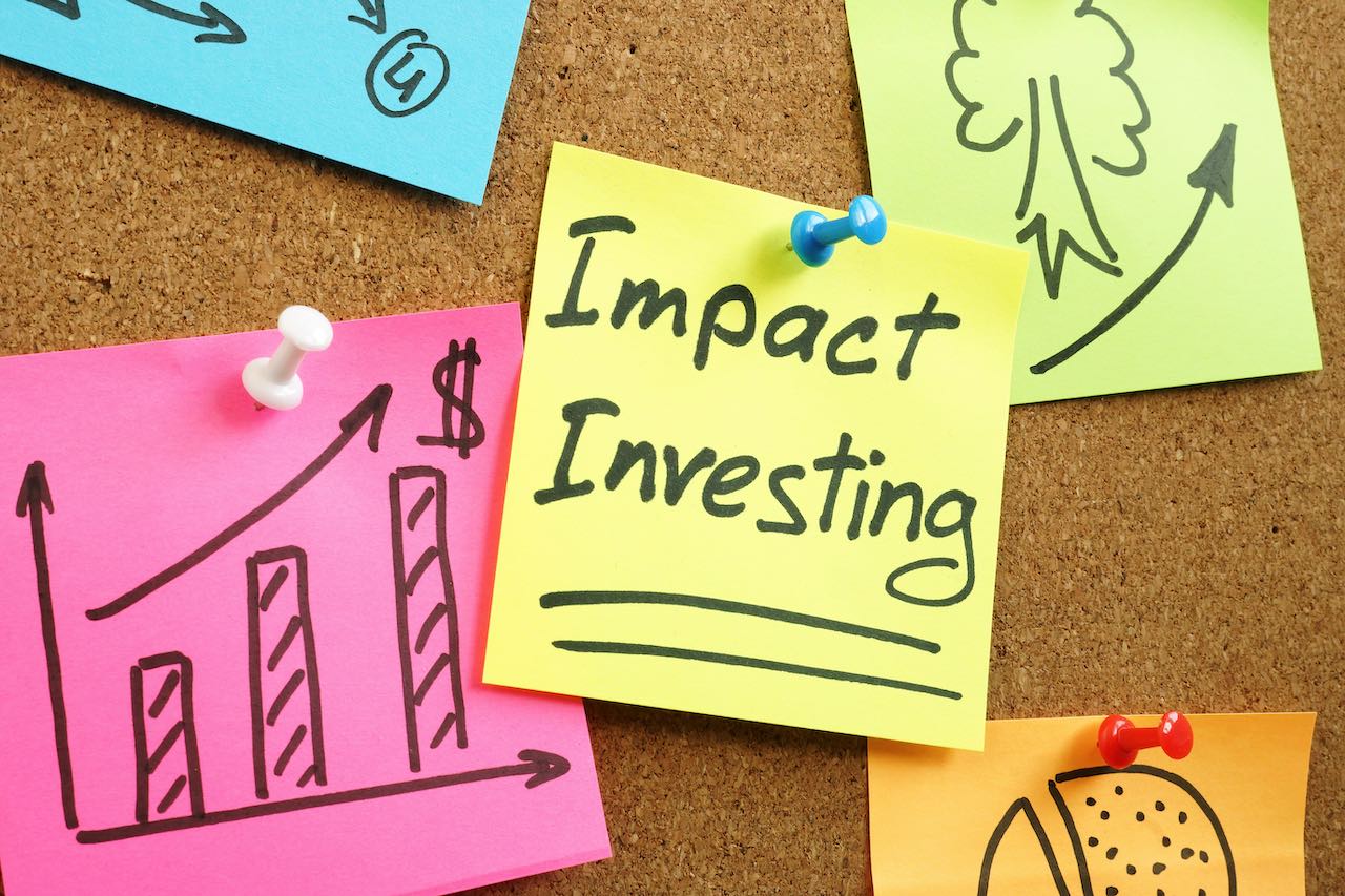 Postits mit dem Namen Impact Investing