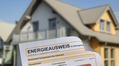 Energieausweis vor dem Hintergrund eines Einfamilienhauses