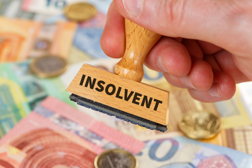 Insolventes symbolisches Foto Insolvenzbankrott depts Geldfinanz und Wirtschaftskrise mit Briefmarken-Geschäftskonzept