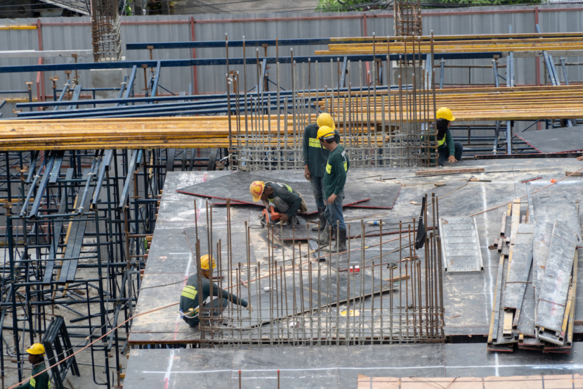 Luftaufnahme von fleißigen Industriearbeitern auf der Baustelle mit cr