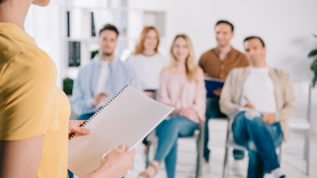 selektiver Fokus von Geschäftsleuten, die während der Ausbildung auf weibliche Mentoren hören