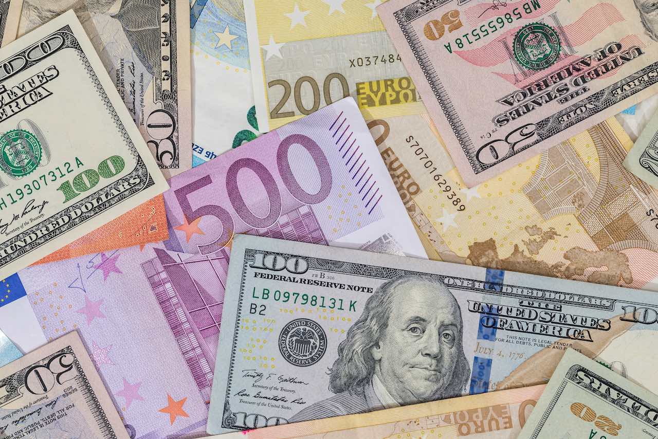 Dollar- und Euro-Scheine