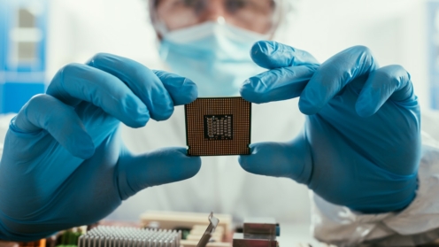 Forscher hält Computer-Chip in den Händen