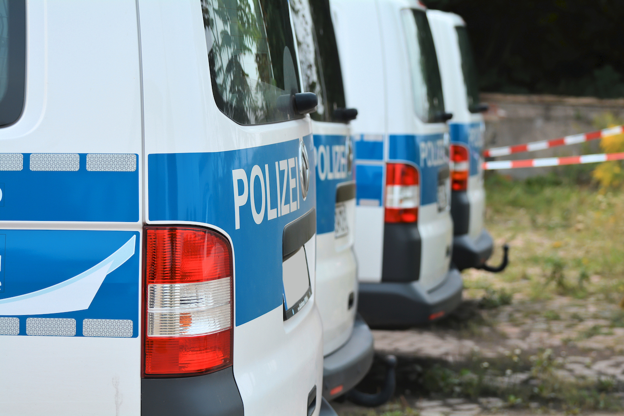 Polizei Wagen stehen nebeneinander versetzt