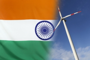 Indien-Flagge neben Windrad