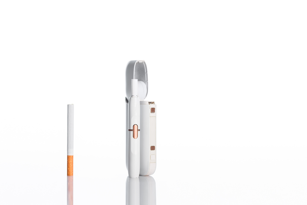 Entwicklung von Zigaretten auf Weiß mit Kopierraum