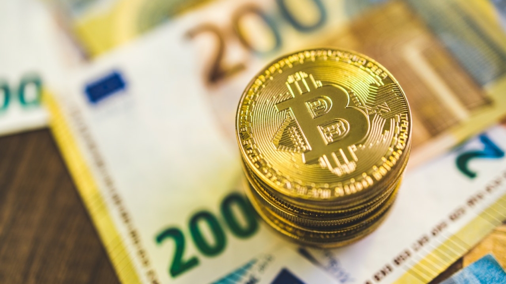 Bitcoin-Muenzen auf Euro-Scheinen