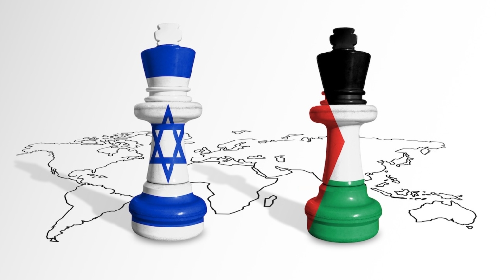 Schachfuguren mit den Flaggen von Israel und Gaza