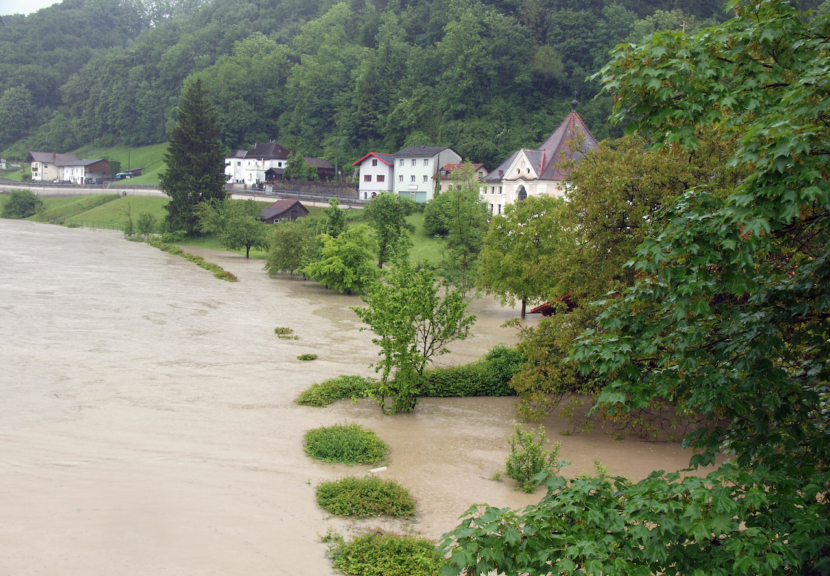 Fluss tritt über die Ufer