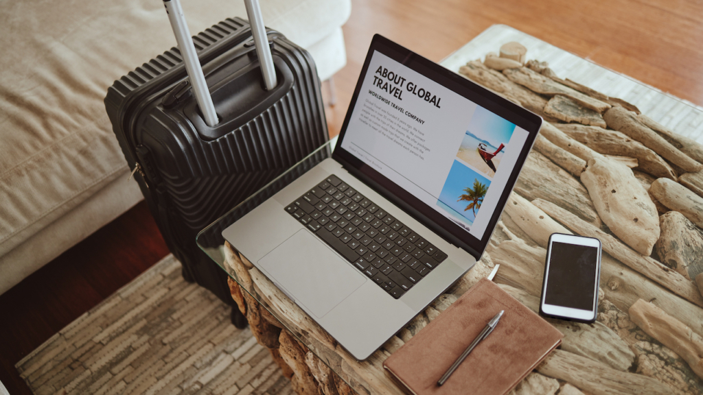Laptop-Bildschirm,Reise-Website und Kofferhintergrund für Urlaubsplanung,Hospitality-Marketing und Hotel-Online-Blog-Werbung. Ux oder UI Webdesign,Gepäck und Technologie für Kontakt oder FAQ
