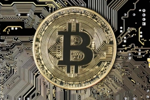 Bitcoin-Münze auf Chip