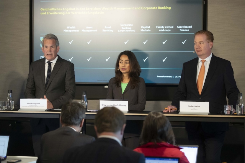 Hans Hanegraaf, ABN-Amro-Deutschlandchef (l-r), Choy van der Hooft-Cheong, Chief Commercial Officer Wealth Management bei der ABN AMRO Bank, und Stefan Meine, CEO Bethmann Bank, sprechen während einer Pressekonferenz im Bethmann Bankhaus in Frankfurt am Main zur Übernahme der Privatbank Hauck Aufhäuser Lampe durch die niederländische Bank ABN Amro.