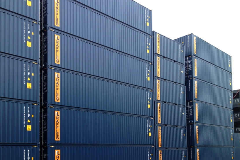 Blaue Container gestapelt