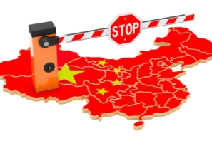 China mit Schranke und Stoppschild