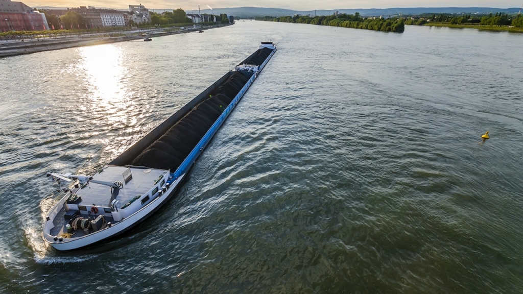 Frachter mit Kohleladung auf dem Rhein in Mainz Keim