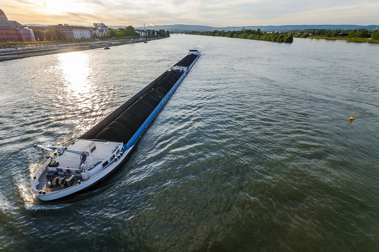Frachter mit Kohleladung auf dem Rhein in Mainz Keim