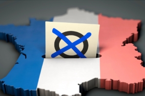 Umrisse Frankreichs als Wahlurne, in die ein Wahlzettel gesteckt wird.