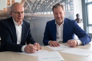 Barmenia Vorstandsvorsitzender Dr. Andreas Eurich (li.) und Gothaer CEO Oliver Schoeller unterzeichnen den Fusionsvertrag.